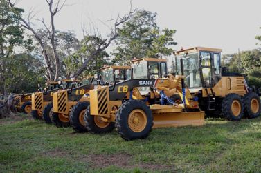 Ribeir&atilde;o Bonito e Araraquara recebem maquin&aacute;rio do Estado para estradas rurais