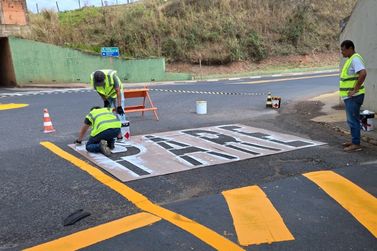 Prefeitura de Ibat&eacute; realiza sinaliza&ccedil;&atilde;o vi&aacute;ria em rotat&oacute;ria entre bairros