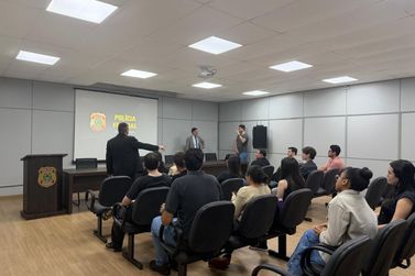  Alunos de Direito participam de visitas t&eacute;cnicas a Delegacia da Pol&iacute;cia Federal