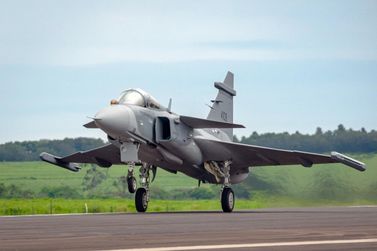 Embraer e Saab realizam voo inaugural do 1&ordm; ca&ccedil;a Gripen E fabricado no Brasil