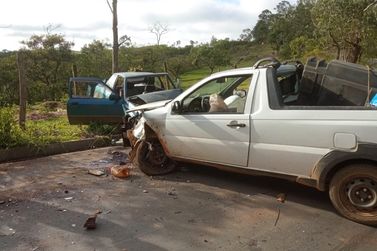 Colisão frontal deixa três feridos em São João