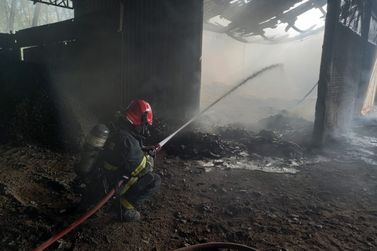 Galpão pega fogo no distrito de Rio das Mortes