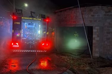 Incêndio destrói carro e motos em galpão de São João del Rei