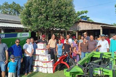 Deputado Crispin entrega quatro implementos agrícolas em Santana do Guaporé