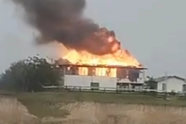 VÍDEO: Incêndio devasta Barracão da Fazenda Pau D’Óleo em São Francisco