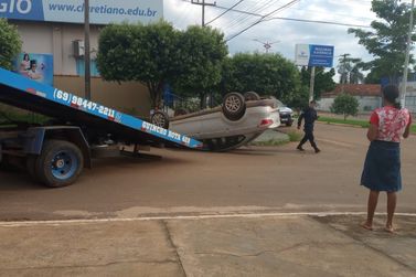 VÍDEO: Veículo capota na Av. 16 de Junho em São Miguel do Guaporé