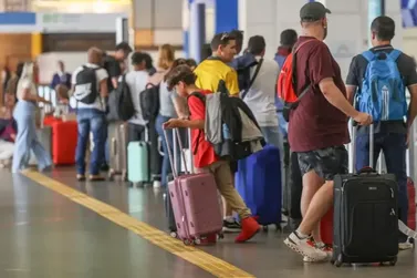 Pilotos e comiss&aacute;rios amea&ccedil;am deflagrar greve a partir de janeiro