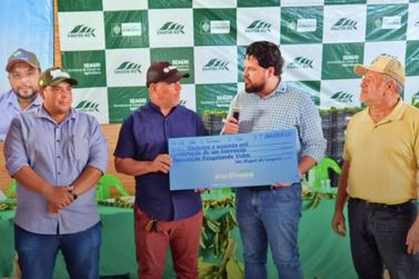 Sertanejo participa de entrega de benef&iacute;cios ao setor rural em S&atilde;o Miguel