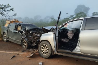 Colis&atilde;o entre duas caminhonetes deixa tr&ecirc;s feridos em S&atilde;o Miguel
