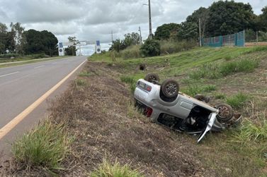  Motorista perde controle e capota ve&iacute;culo na entrada de Alvorada do Oeste