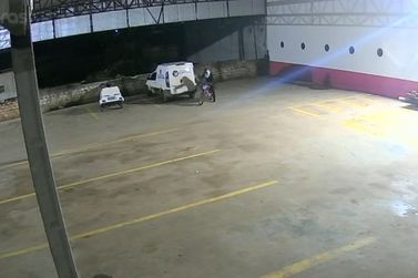 V&Iacute;DEOS:Motocicleta  &eacute; furtada no Mercado Curitiba 2 em S&atilde;o Miguel