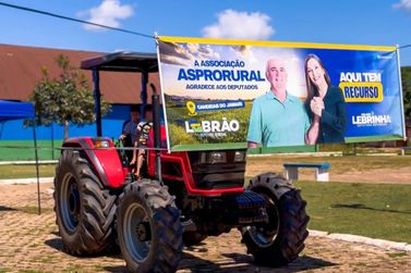 Deputada Lebrinha Destina Trator para Produtores da Asprorural em Triunfo