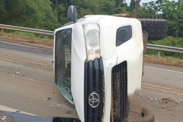 Ve&iacute;culo oficial da Assist&ecirc;ncia Social de S&atilde;o Miguel do Guapor&eacute; capota na BR-429