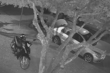 VIDEO: Jaqueta &eacute; furtada de motocicleta em estacionamento de restaurante em S&atilde;o Miguel