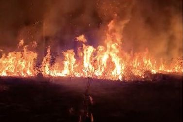 VIDEO:Inc&ecirc;ndio &agrave;s margens da BR acende alerta para o risco das queimadas em S&atilde;o Miguel