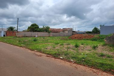Terreno &agrave; venda - 300m&sup2; - Centro