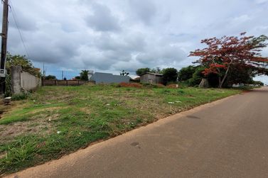 Terreno &agrave; venda - 300m&sup2; - Centro