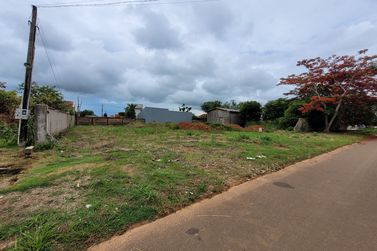 Terreno &agrave; venda - 300m&sup2; - Centro