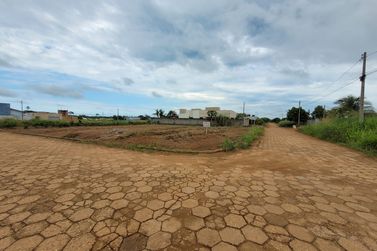 Terreno &agrave; venda - 360m&sup2; - Tancredo Neves