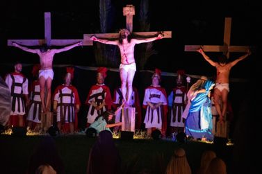 8.000 pessoas se emocionam com encenação da Paixão de Cristo em Nova Odessa