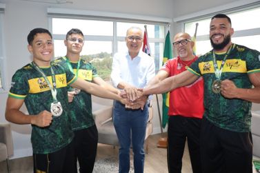Equipe medalhista em mundial de muay thai é recebida pelo prefeito Zezé Gomes
