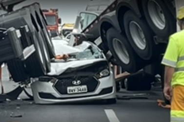 Carga de carreta se solta e atinge veículos na Anhanguera, em Valinhos
