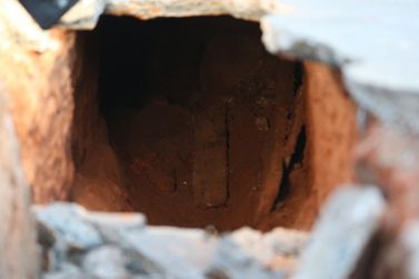 PF investiga túnel de 40 metros descoberto ao lado de agência da Caixa em Sumaré