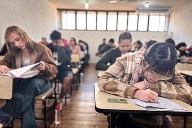 Educação sem idade: FAM atrai centenas para Prova de Bolsas no frio de domingo