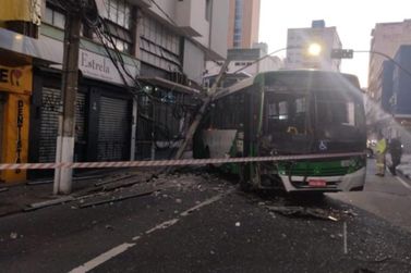 Carro avança sinal e bate em ônibus no Centro de Campinas