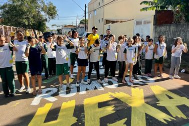 Alunos e artistas transformam ruas pr&oacute;ximas a escolas em homenagem &agrave; Copa do Mundo