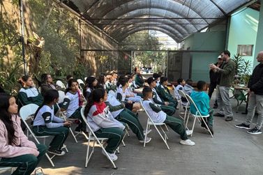 Estudantes participam de atividade ambiental no Orquid&aacute;rio Municipal durante o M&ecirc;s do Meio