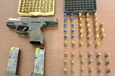 Homem &eacute; preso por porte ilegal de arma de uso restrito durante bloqueio em Sumar&eacute;