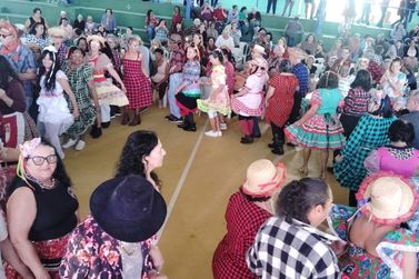 Festa Julina da Melhor Idade re&uacute;ne cerca de mil participantes em Sumar&eacute;