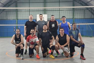 Grupo de atletas cria equipe master de v&ocirc;lei e fortalece movimento pelo esporte em Sumar&eacute;