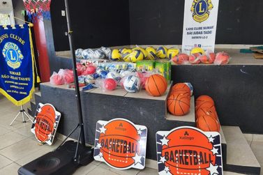 Lions Clube doa materiais esportivos e beneficia 240 crian&ccedil;as e adolescentes em Sumar&eacute;