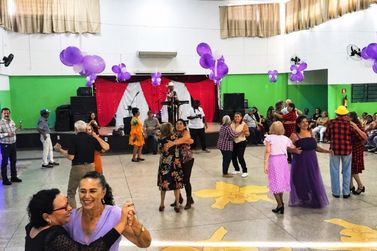 Mais de 300 idosos participam de baile e refor&ccedil;am campanha de combate &agrave; viol&ecirc;ncia
