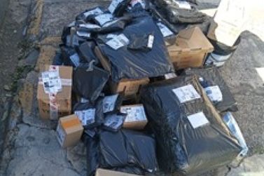 PM apreende dois adolescentes e recupera carro furtado com mais de 100 encomendas em Sumar