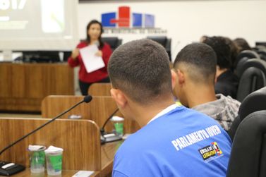 Parlamento Jovem de Sumar&eacute; recebe n&uacute;mero recorde de inscri&ccedil;&otilde;es para 2027