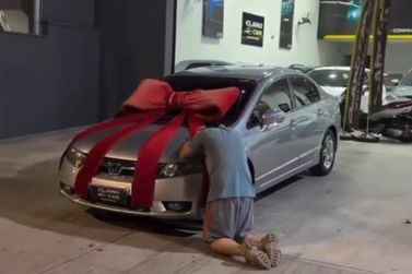 Casal de Sumar&eacute; se emociona ao realizar sonho de comprar carro e v&iacute;deo viraliza