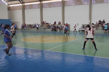 Torneio feminino de Futsal ajuda moradora da comunidade do Lério