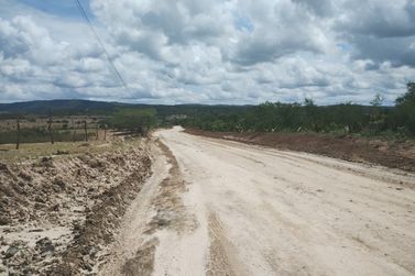 Estrada do Tambor se prepara para receber o asfalto ap&oacute;s dois meses de obras