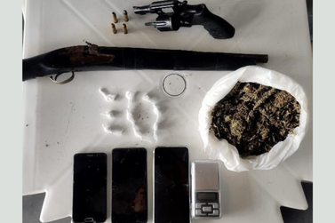 Pol&iacute;cia apreende arma, drogas e recupera moto roubada em Santa Maria do Cambuc&aacute;