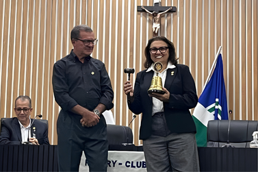 Nelma Farias &eacute; conduzida &agrave; presid&ecirc;ncia do Rotary Club Surubim Centro