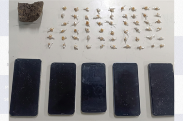 Suspeito &eacute; preso com crack, maconha e cinco celulares ap&oacute;s persegui&ccedil;&atilde;o em Bom Jardim