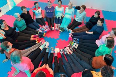 Aulas de pilates com meias divertidas marcam a chegada do frio 