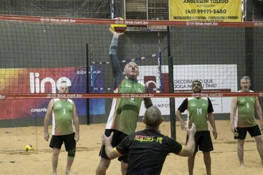 Toledo conquista vice-campeonato no Torneio de V&ocirc;lei de Praia 60+