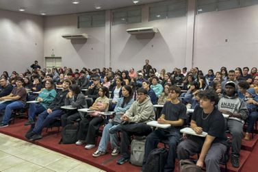 Cursinho gratuito para Enem e vestibulares re&uacute;ne mais de 100 alunos em Toledo