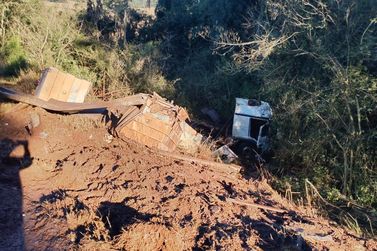 Caminh&atilde;o despenca de barranco entre Toledo e Ouro Verde e motorista fica ferido