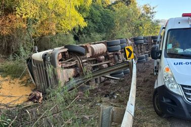 Caminhoneiro morre ap&oacute;s carreta carregada com milho tombar na BR-163