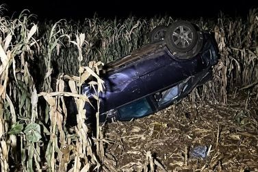 Casal fica ferido ap&oacute;s carro sair da pista, descer barranco e capotar na PR-585